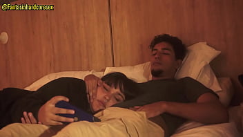 Mirando netflix con mi mejor amiga mientras esta acostada en mi regazo