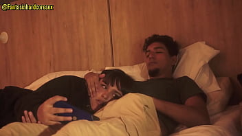 Mirando netflix con mi mejor amiga mientras esta acostada en mi regazo