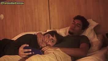 Mirando netflix con mi mejor amiga mientras esta acostada en mi regazo