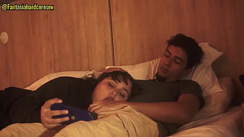 Mirando netflix con mi mejor amiga mientras esta acostada en mi regazo