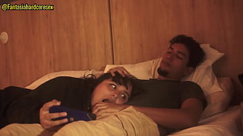 Mirando netflix con mi mejor amiga mientras esta acostada en mi regazo