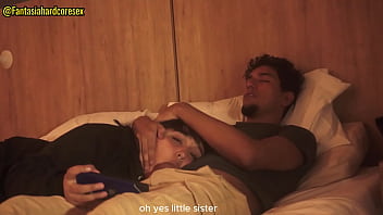 Mirando netflix con mi mejor amiga mientras esta acostada en mi regazo