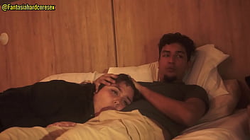 Mirando netflix con mi mejor amiga mientras esta acostada en mi regazo