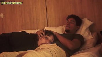 Mirando netflix con mi mejor amiga mientras esta acostada en mi regazo