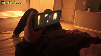 Mirando netflix con mi mejor amiga mientras esta acostada en mi regazo