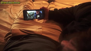 Mirando netflix con mi mejor amiga mientras esta acostada en mi regazo