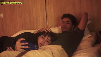 Mirando netflix con mi mejor amiga mientras esta acostada en mi regazo