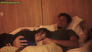 Mirando netflix con mi mejor amiga mientras esta acostada en mi regazo