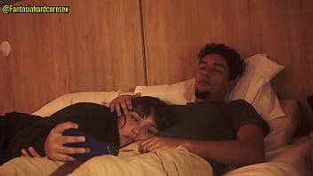 Mirando netflix con mi mejor amiga mientras esta acostada en mi regazo