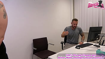 Schüchterne amateurin wird vom boss auf dem tisch gefickt