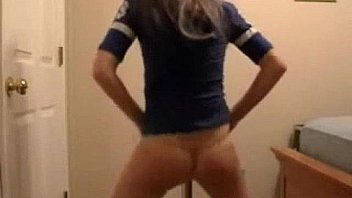 Teen shows her tight ass