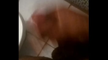 Punheta no banheiro haha