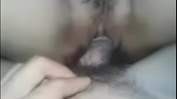 แหกหีเอาควยยัดหีให้จนแตกใน