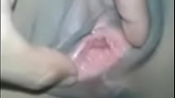 แหกหีเอาควยยัดหีให้จนแตกใน