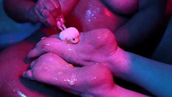 Cutie piie rubs popsicle on bia's feet