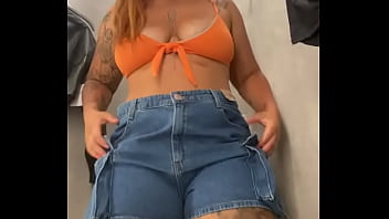 Provando roupas no shopping