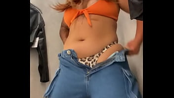 Provando roupas no shopping