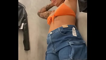 Provando roupas no shopping