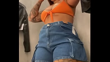 Provando roupas no shopping