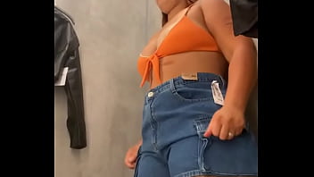 Provando roupas no shopping