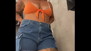 Provando Roupas No Shopping thumbnail