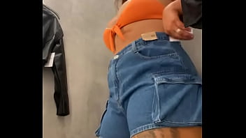 Provando roupas no shopping