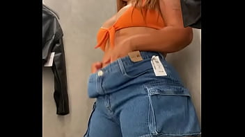 Provando roupas no shopping