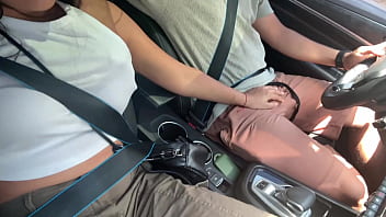 Mi novia me chupa toda la polla mientras condusco
