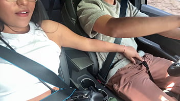 Mi novia me chupa toda la polla mientras condusco