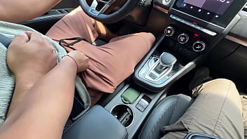 Mi novia me chupa toda la polla mientras condusco