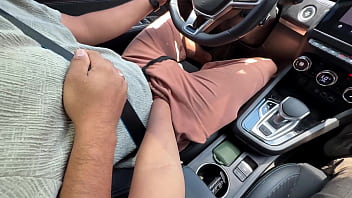 Mi novia me chupa toda la polla mientras condusco