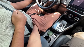 Mi novia me chupa toda la polla mientras condusco