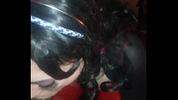 Chupándola con mucha saliva así resbala bien