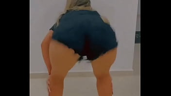Gostosa dancando