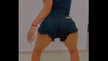 Gostosa dancando