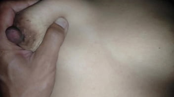 น้ำที่พุ่งเข้าไปในรูหีของสาวใหญ่แตดสวยหีขาว