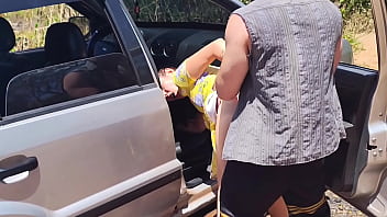 Casal vai acampanhar no hallowen e sua esposa acaba sendo fodida pelo canibal