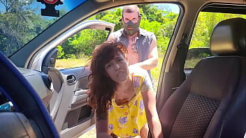 Casal vai acampanhar no hallowen e sua esposa acaba sendo fodida pelo canibal