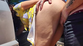 Casal vai acampanhar no hallowen e sua esposa acaba sendo fodida pelo canibal