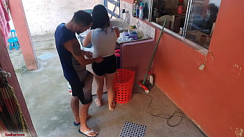 A patroa saiu e a empregada não resistiu meu pau ereto