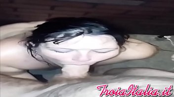 Brunetta tettona vicina succhia cazzo quando e filmata nello specchio