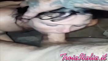 Brunetta tettona vicina succhia cazzo quando e filmata nello specchio