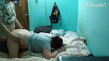 Tenemos sexo con chica de remera gris en la habitación