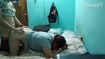 Tenemos sexo con chica de remera gris en la habitación