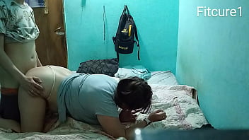 Tenemos sexo con chica de remera gris en la habitación