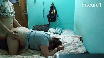 Tenemos sexo con chica de remera gris en la habitación