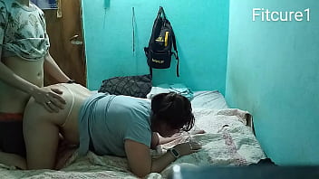 Tenemos sexo con chica de remera gris en la habitación