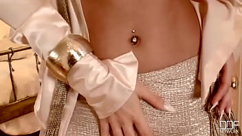 This blonde is a work of art