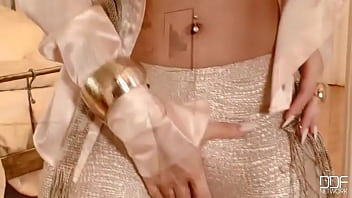 This blonde is a work of art