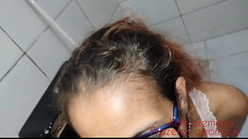 Forte gozada na garganta profunda da safada enquanto usa o banheiro